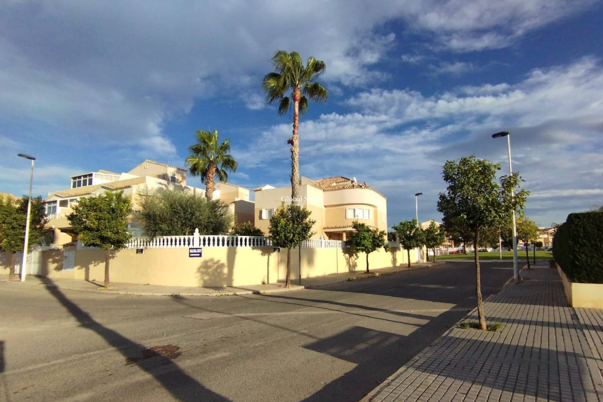 Wederverkoop - VILLA -
TORREVIEJA - La Siesta - El Salado - Torreta