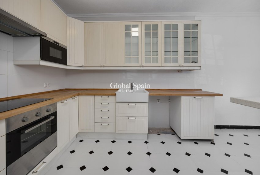 Wederverkoop - VILLA -
TORREVIEJA - La Siesta - El Salado - Torreta