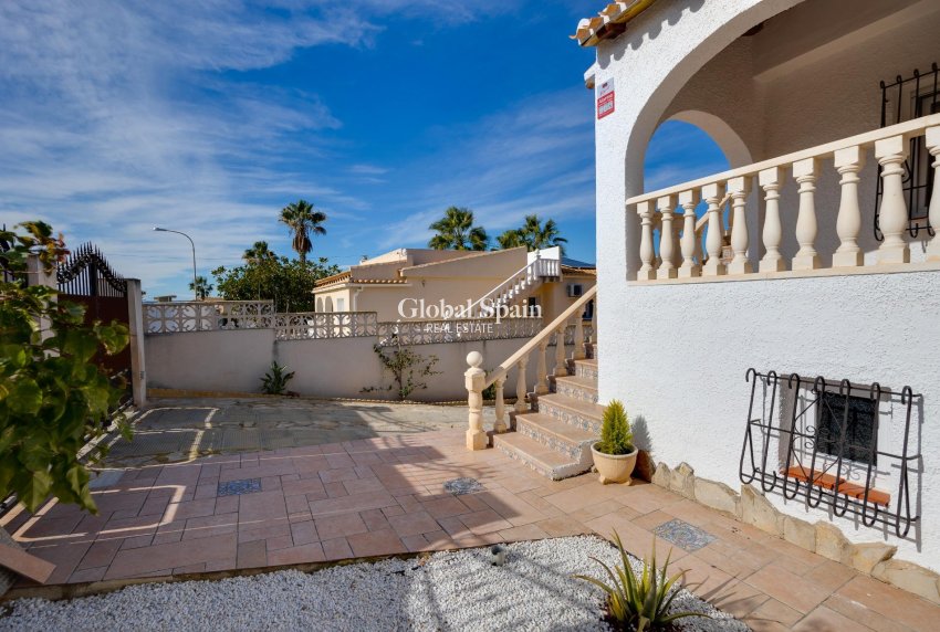 Wederverkoop - VILLA -
TORREVIEJA - La Siesta - El Salado - Torreta