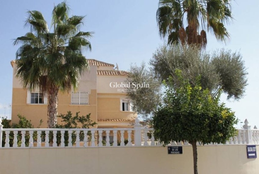 Wederverkoop - VILLA -
TORREVIEJA - La Siesta - El Salado - Torreta