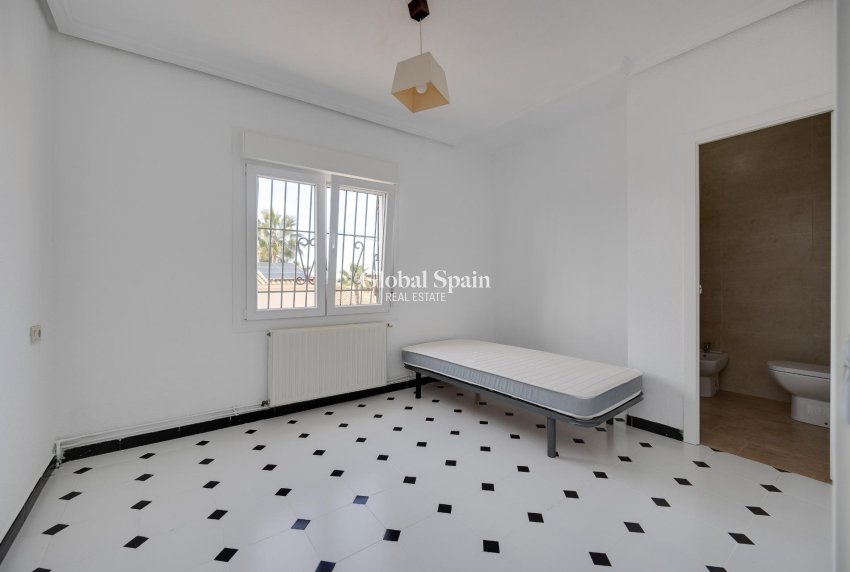 Wederverkoop - VILLA -
TORREVIEJA - La Siesta - El Salado - Torreta