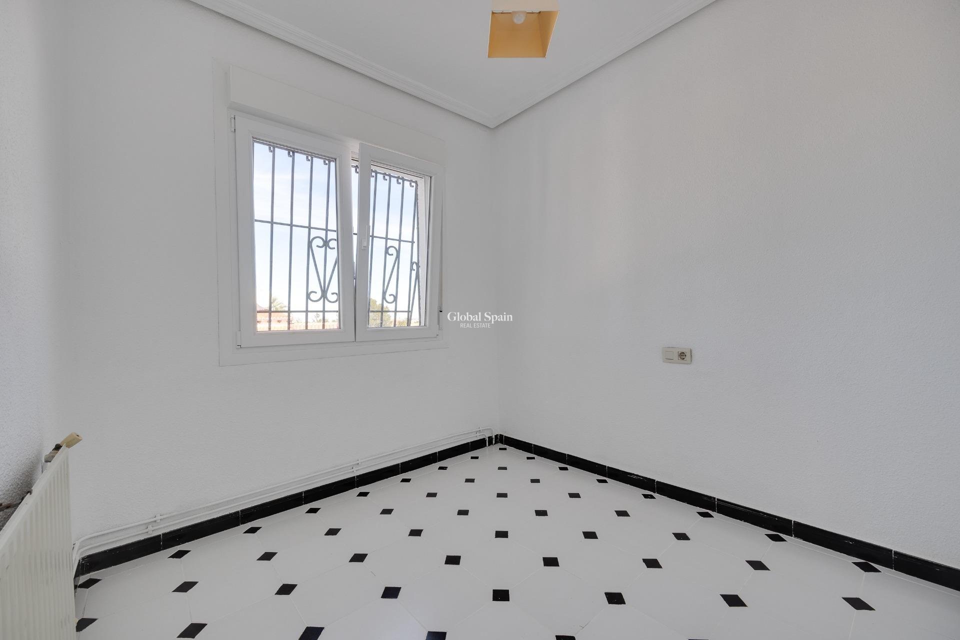Wederverkoop - VILLA -
TORREVIEJA - La Siesta - El Salado - Torreta