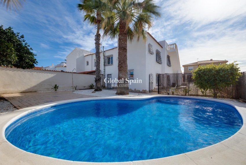 Wederverkoop - VILLA -
TORREVIEJA - La Siesta - El Salado - Torreta