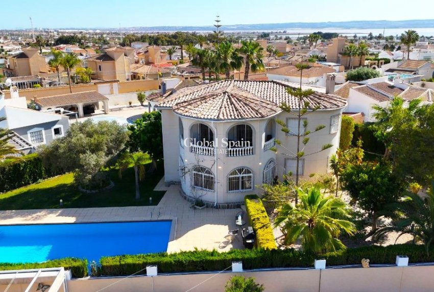 Wederverkoop - VILLA -
TORREVIEJA - La Siesta