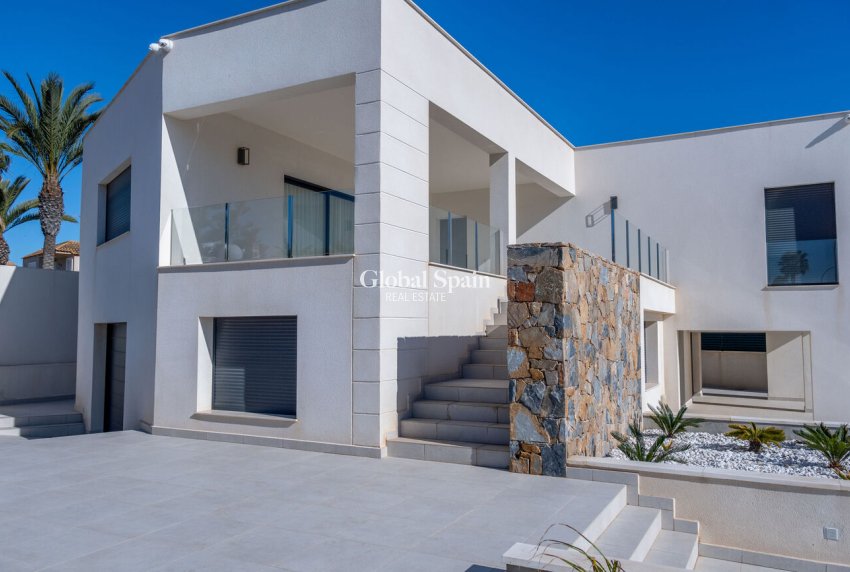 Wederverkoop - VILLA -
TORREVIEJA - La Valeta