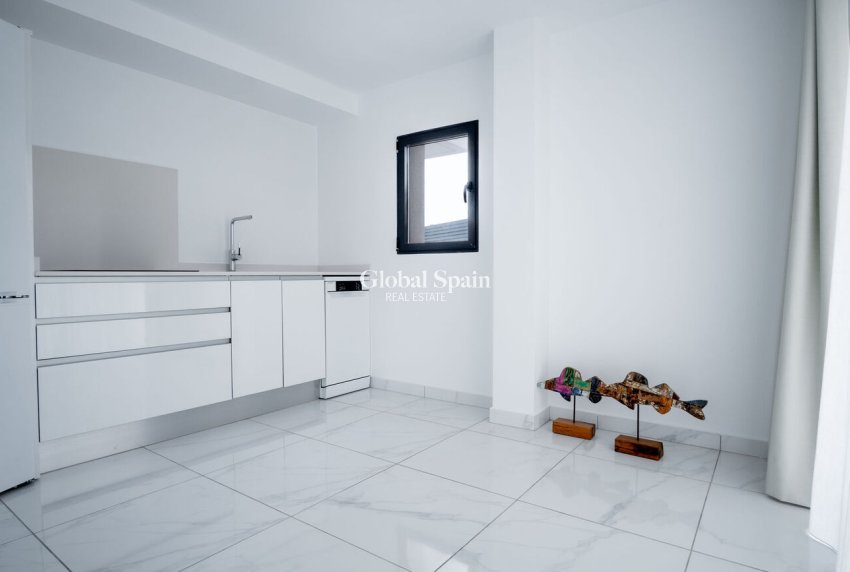 Wederverkoop - VILLA -
TORREVIEJA - La Valeta