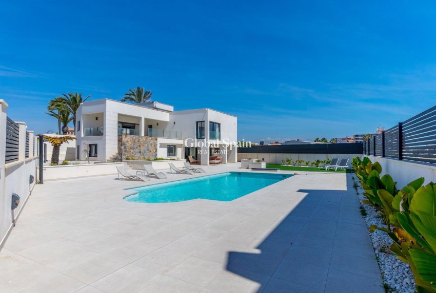 Wederverkoop - VILLA -
TORREVIEJA - La Veleta