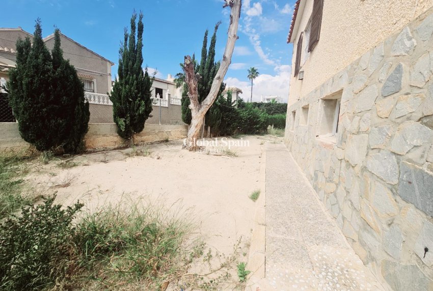 Wederverkoop - VILLA -
TORREVIEJA - LOS BALCONES - LOS ALTOS