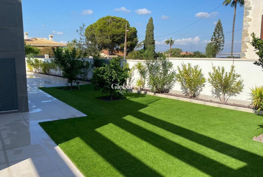 Wederverkoop - VILLA -
TORREVIEJA - LOS BALCONES - LOS ALTOS