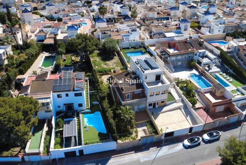 Wederverkoop - VILLA -
TORREVIEJA - LOS BALCONES - LOS ALTOS