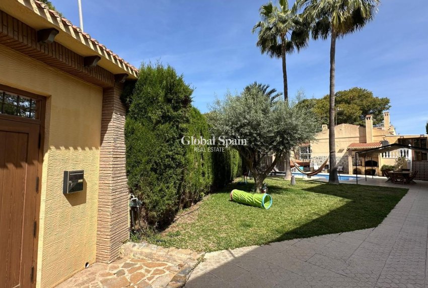 Wederverkoop - VILLA -
TORREVIEJA - LOS BALCONES - LOS ALTOS