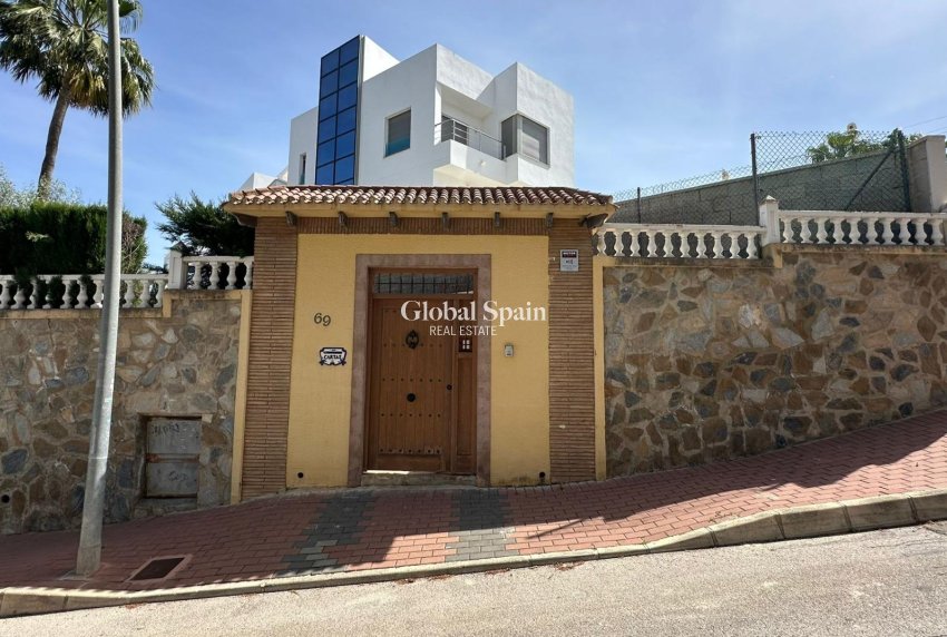 Wederverkoop - VILLA -
TORREVIEJA - LOS BALCONES - LOS ALTOS