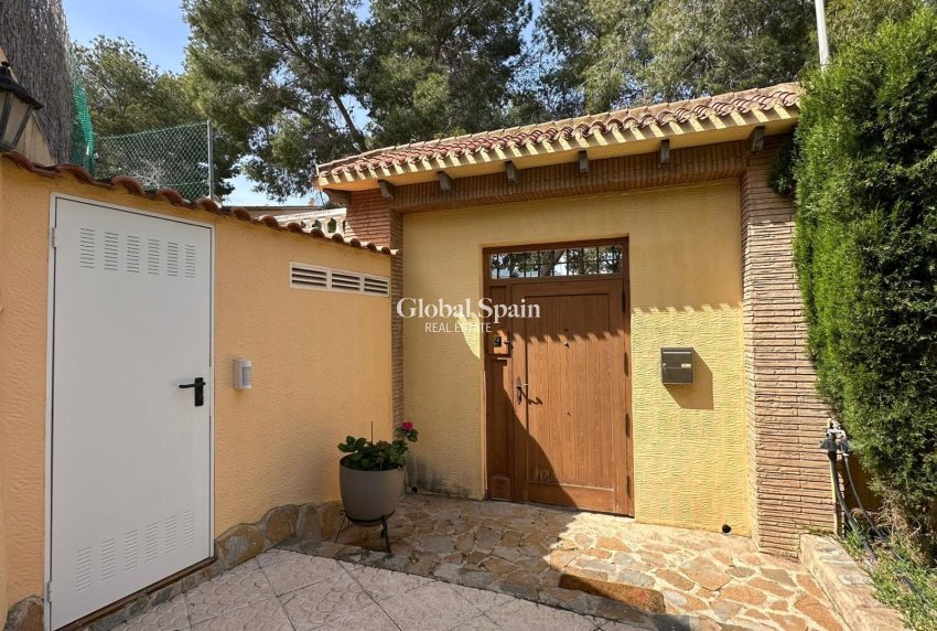 Wederverkoop - VILLA -
TORREVIEJA - LOS BALCONES - LOS ALTOS