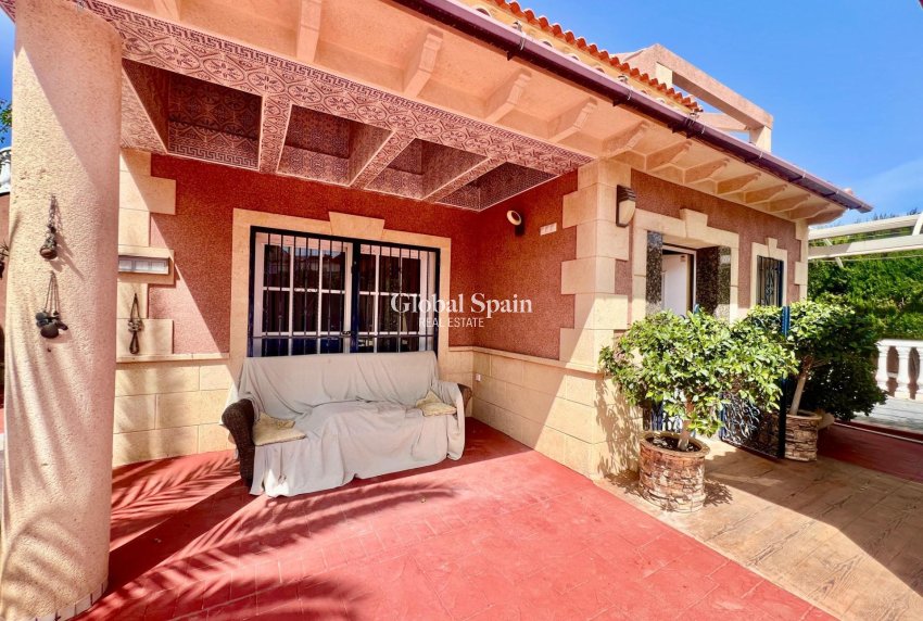 Wederverkoop - VILLA -
TORREVIEJA - LOS BALCONES - LOS ALTOS