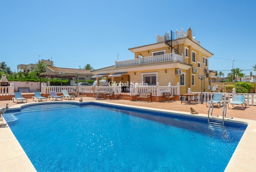 Wederverkoop - VILLA -
TORREVIEJA - LOS BALCONES - LOS ALTOS
