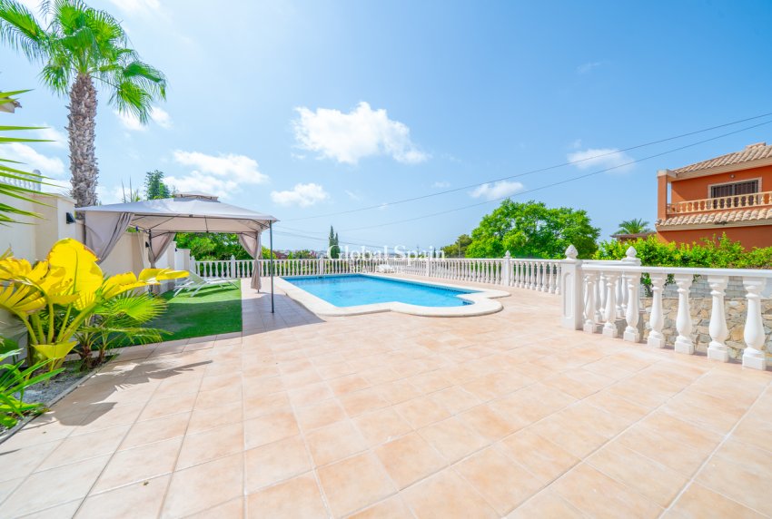 Wederverkoop - VILLA -
TORREVIEJA - LOS BALCONES - LOS ALTOS