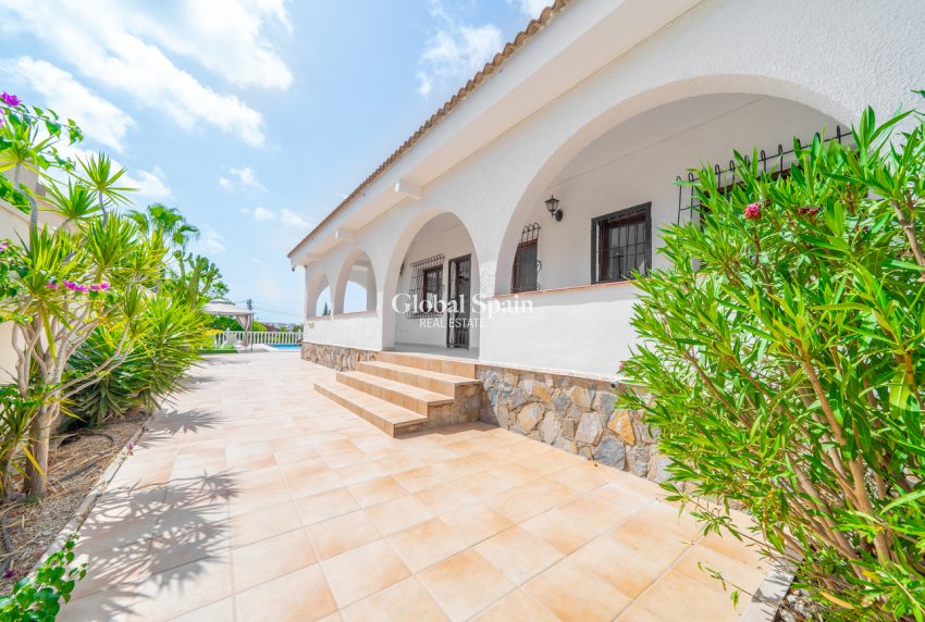 Wederverkoop - VILLA -
TORREVIEJA - LOS BALCONES - LOS ALTOS