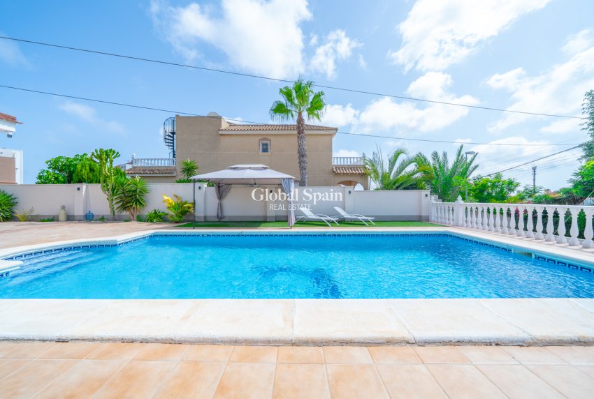 Wederverkoop - VILLA -
TORREVIEJA - LOS BALCONES - LOS ALTOS