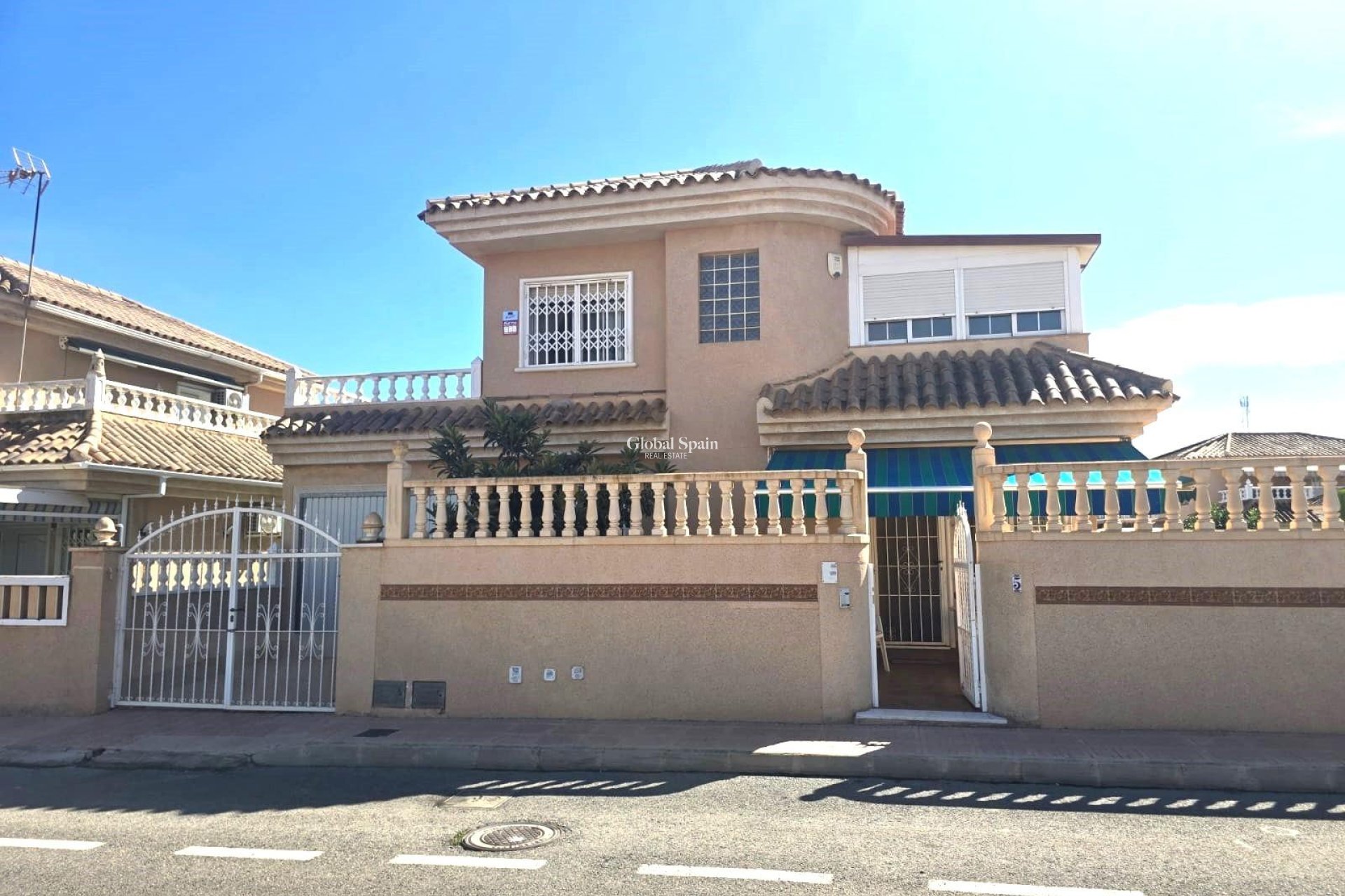 Wederverkoop - VILLA -
TORREVIEJA - LOS BALCONES - LOS ALTOS