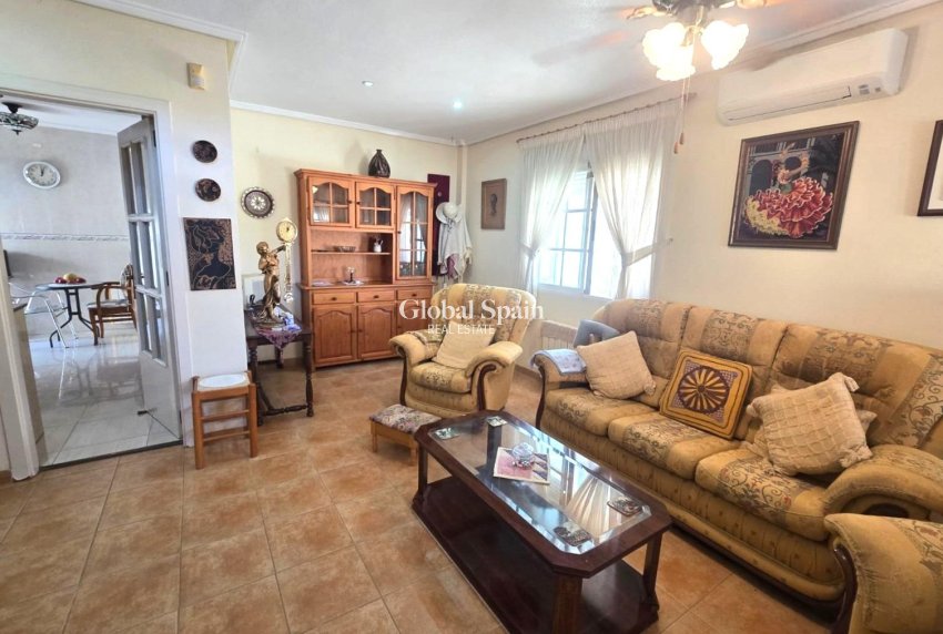 Wederverkoop - VILLA -
TORREVIEJA - LOS BALCONES - LOS ALTOS
