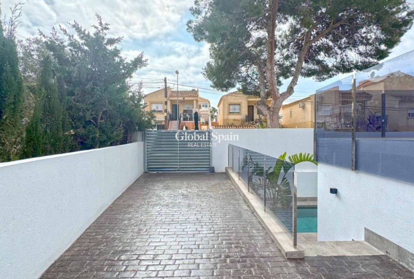 Wederverkoop - Villa -
TORREVIEJA - LOS BALCONES - LOS ALTOS