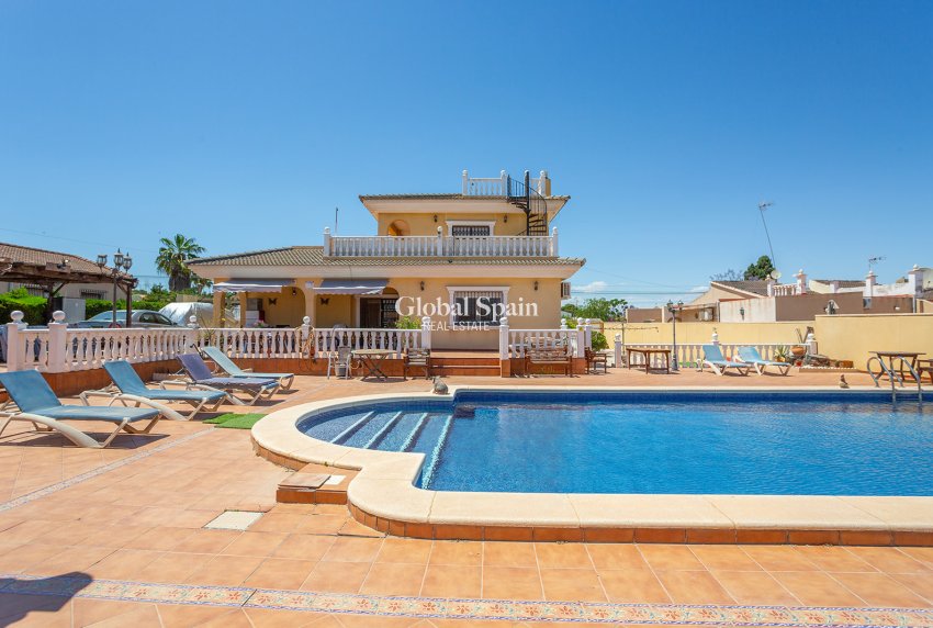 Wederverkoop - Villa -
TORREVIEJA - LOS BALCONES - LOS ALTOS