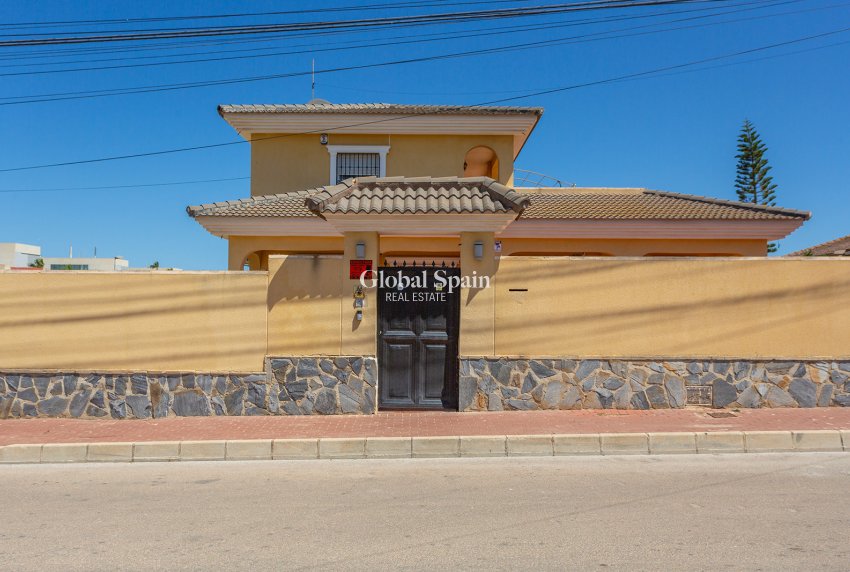 Wederverkoop - Villa -
TORREVIEJA - LOS BALCONES - LOS ALTOS