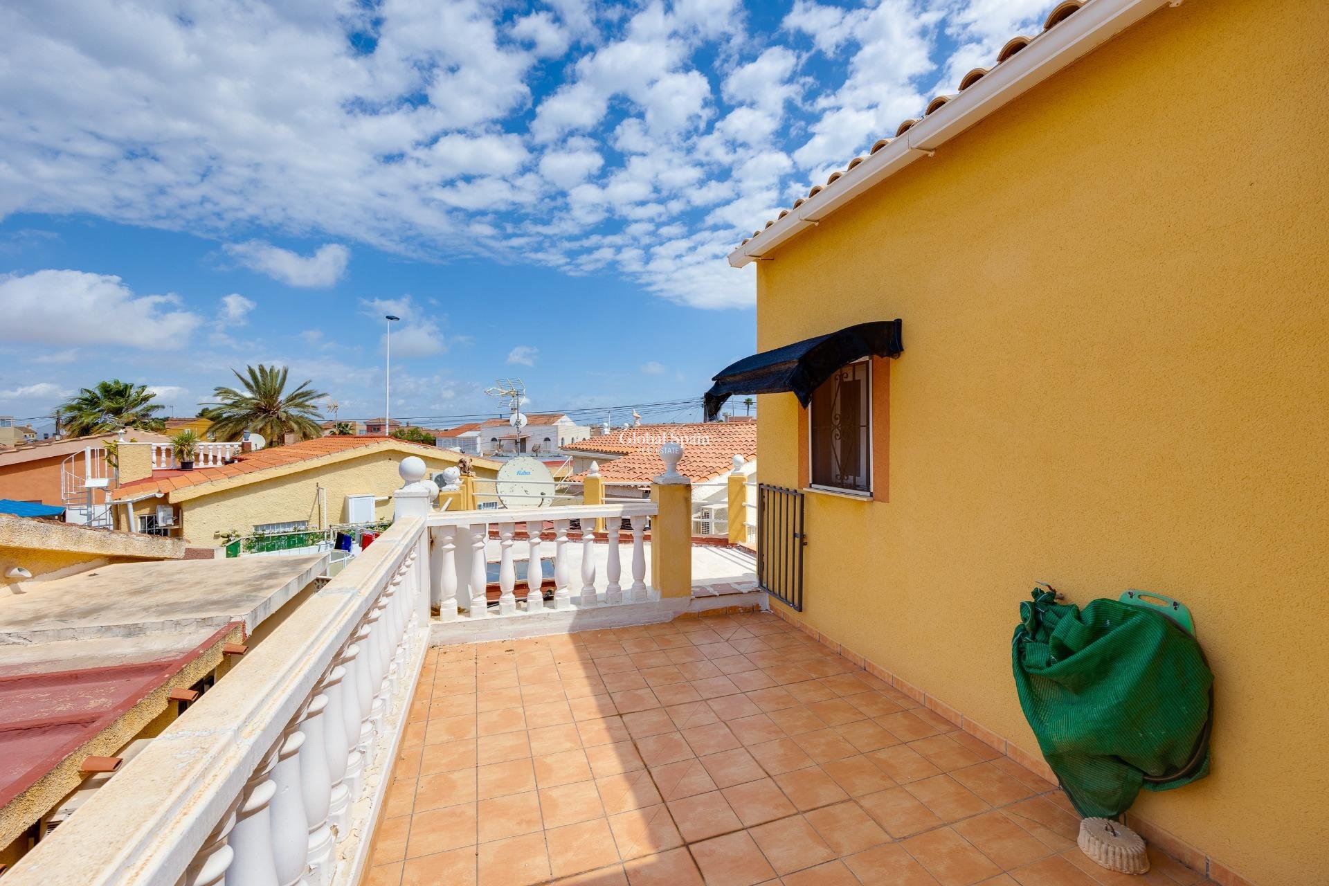 Wederverkoop - VILLA -
TORREVIEJA - Playa de los Locos