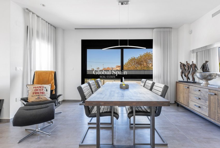 Wederverkoop - VILLA -
TORREVIEJA - Rosaleda