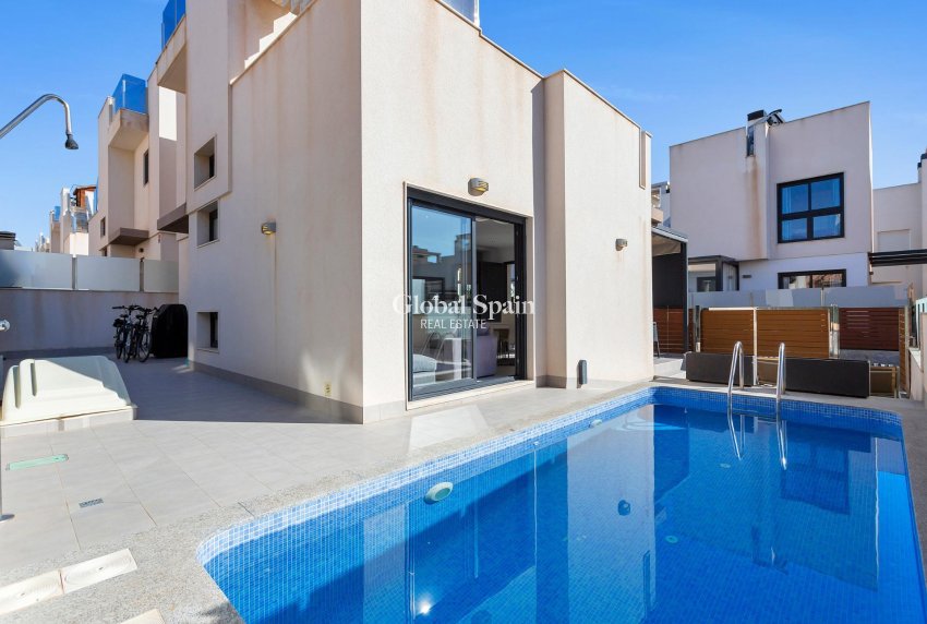 Wederverkoop - Villa -
TORREVIEJA - Sector 25