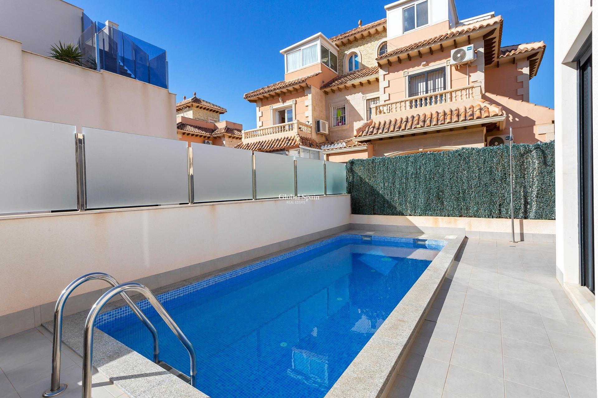 Wederverkoop - Villa -
TORREVIEJA - Sector 25
