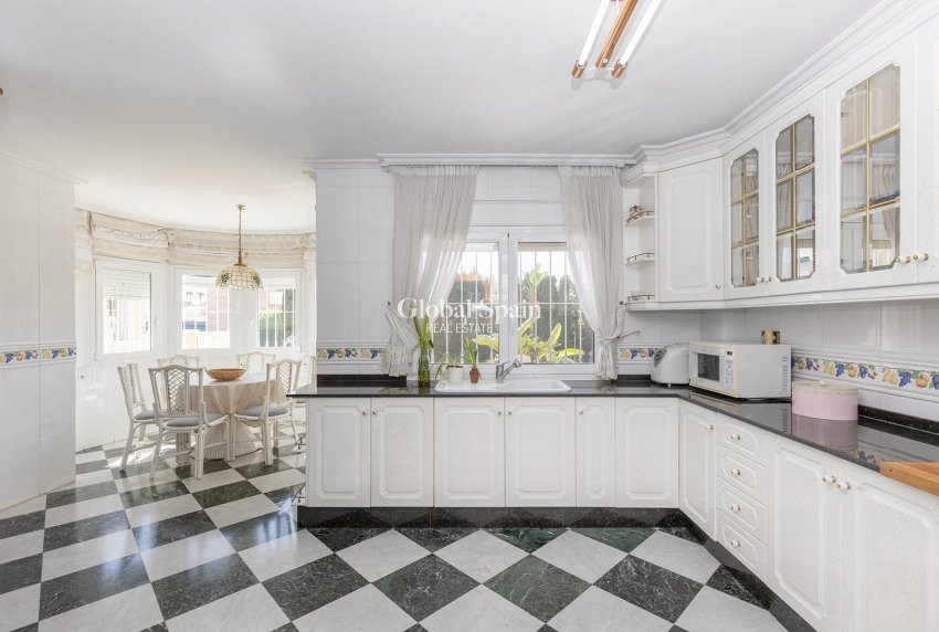 Wederverkoop - Villa -
TORREVIEJA - Torreta florida