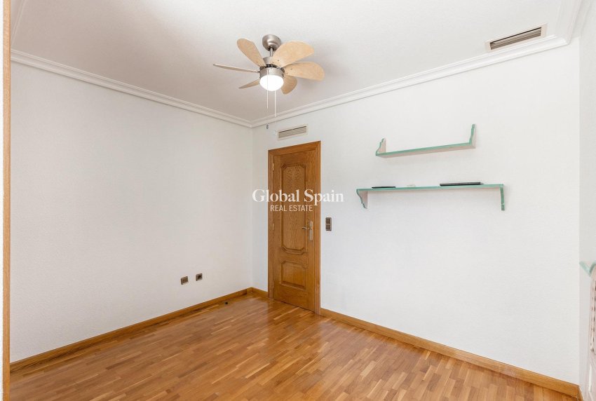 Wederverkoop - Villa -
TORREVIEJA - Torreta florida