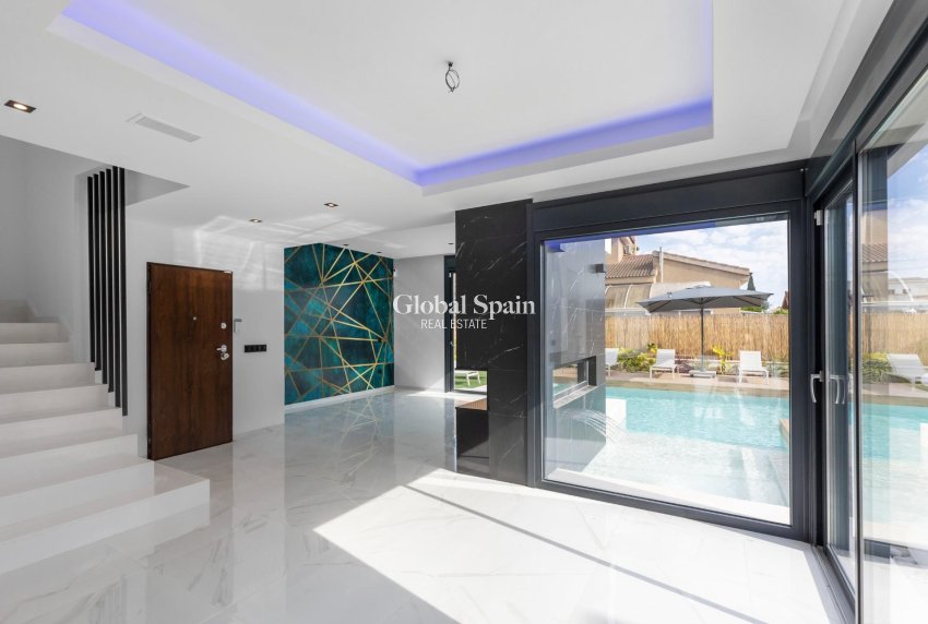 Wederverkoop - VILLA -
TORREVIEJA - Torreta Florida