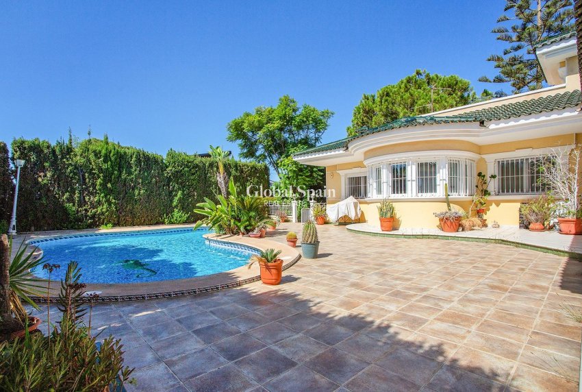 Wederverkoop - VILLA -
TORREVIEJA - Torreta florida