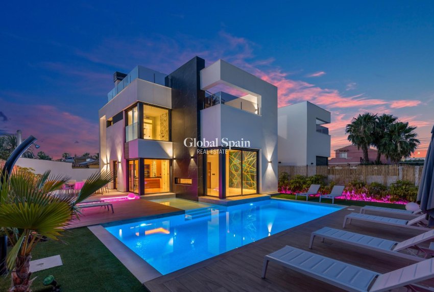 Wederverkoop - VILLA -
TORREVIEJA - Torreta Florida