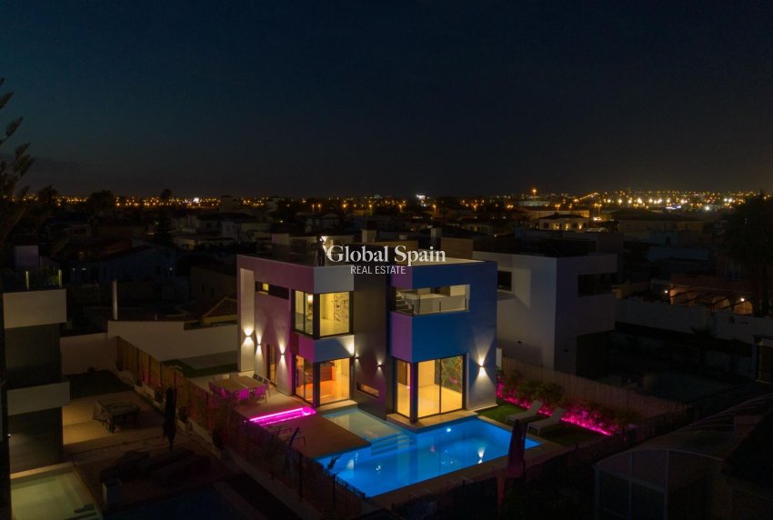 Wederverkoop - VILLA -
TORREVIEJA - Torreta Florida