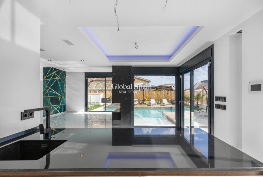 Wederverkoop - VILLA -
TORREVIEJA - Torreta Florida
