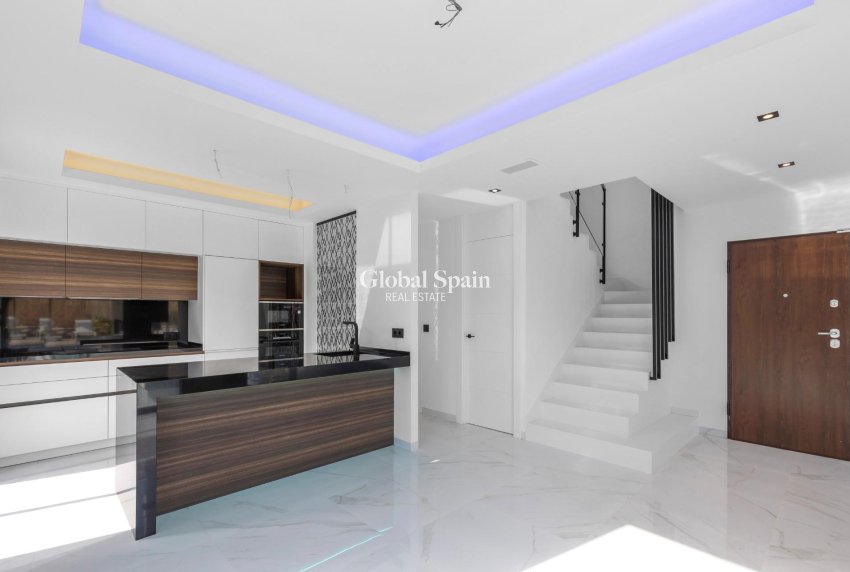 Wederverkoop - VILLA -
TORREVIEJA - Torreta Florida