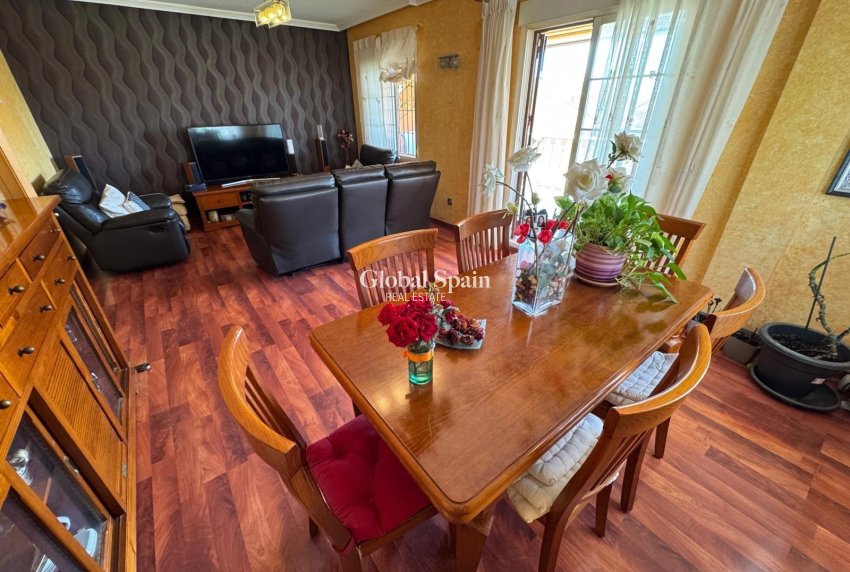 Wederverkoop - VILLA -
TORREVIEJA - Zona Los Frutales