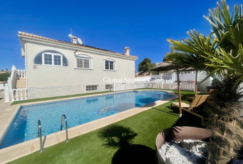 Wederverkoop - VILLA -
Urb. La Marina - Inland