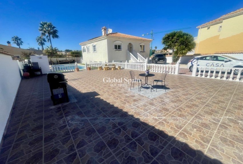 Wederverkoop - VILLA -
Urb. La Marina - Inland