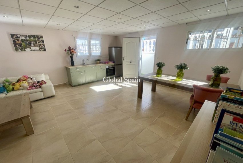 Wederverkoop - VILLA -
Urb. La Marina - Inland