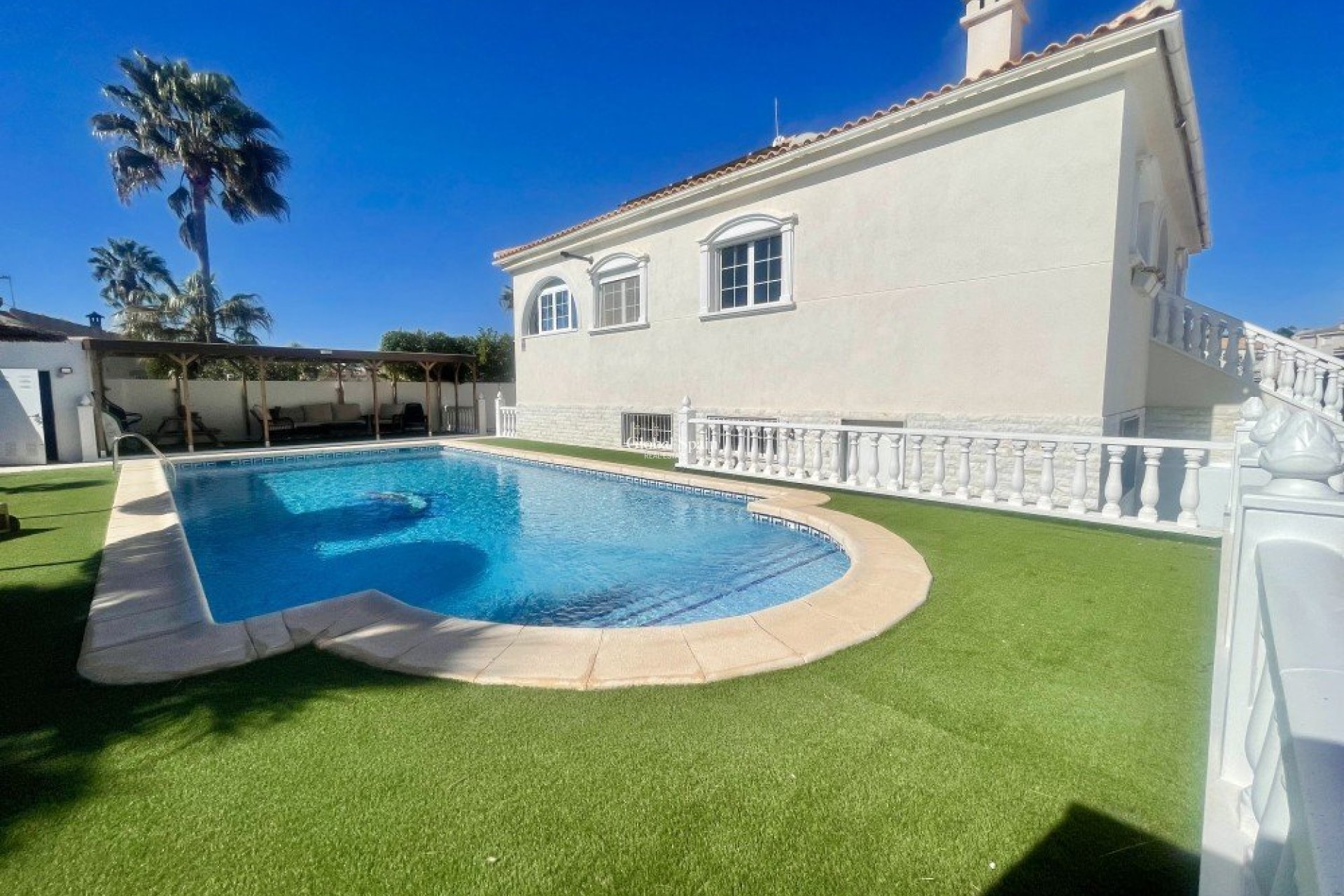 Wederverkoop - VILLA -
Urb. La Marina - Inland