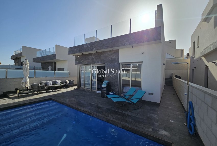 Wederverkoop - VILLA -
VILLAMARTÍN - Costa Blanca