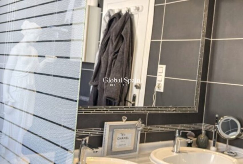 Wederverkoop - VILLA -
VILLAMARTÍN - Costa Blanca