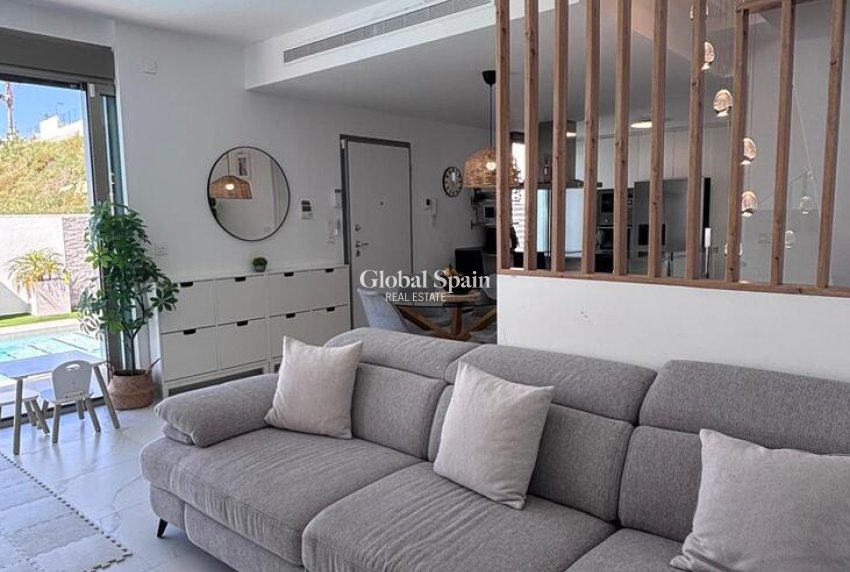 Wederverkoop - VILLA -
VILLAMARTÍN - Costa Blanca