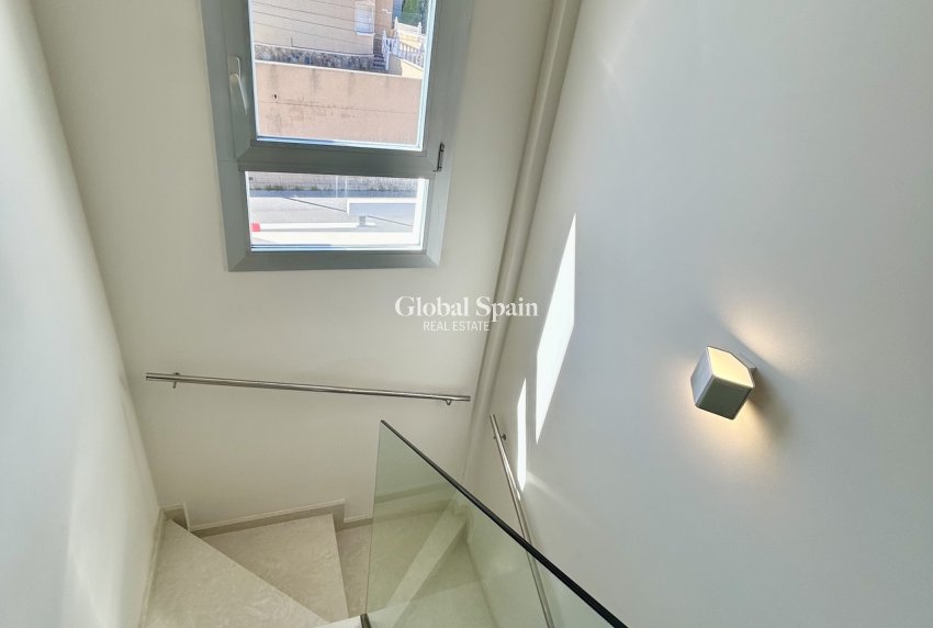 Wederverkoop - VILLA -
VILLAMARTÍN - Costa Blanca