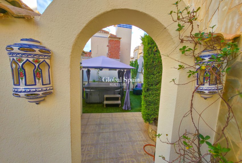 Wederverkoop - VILLA -
VILLAMARTÍN - Costa Blanca