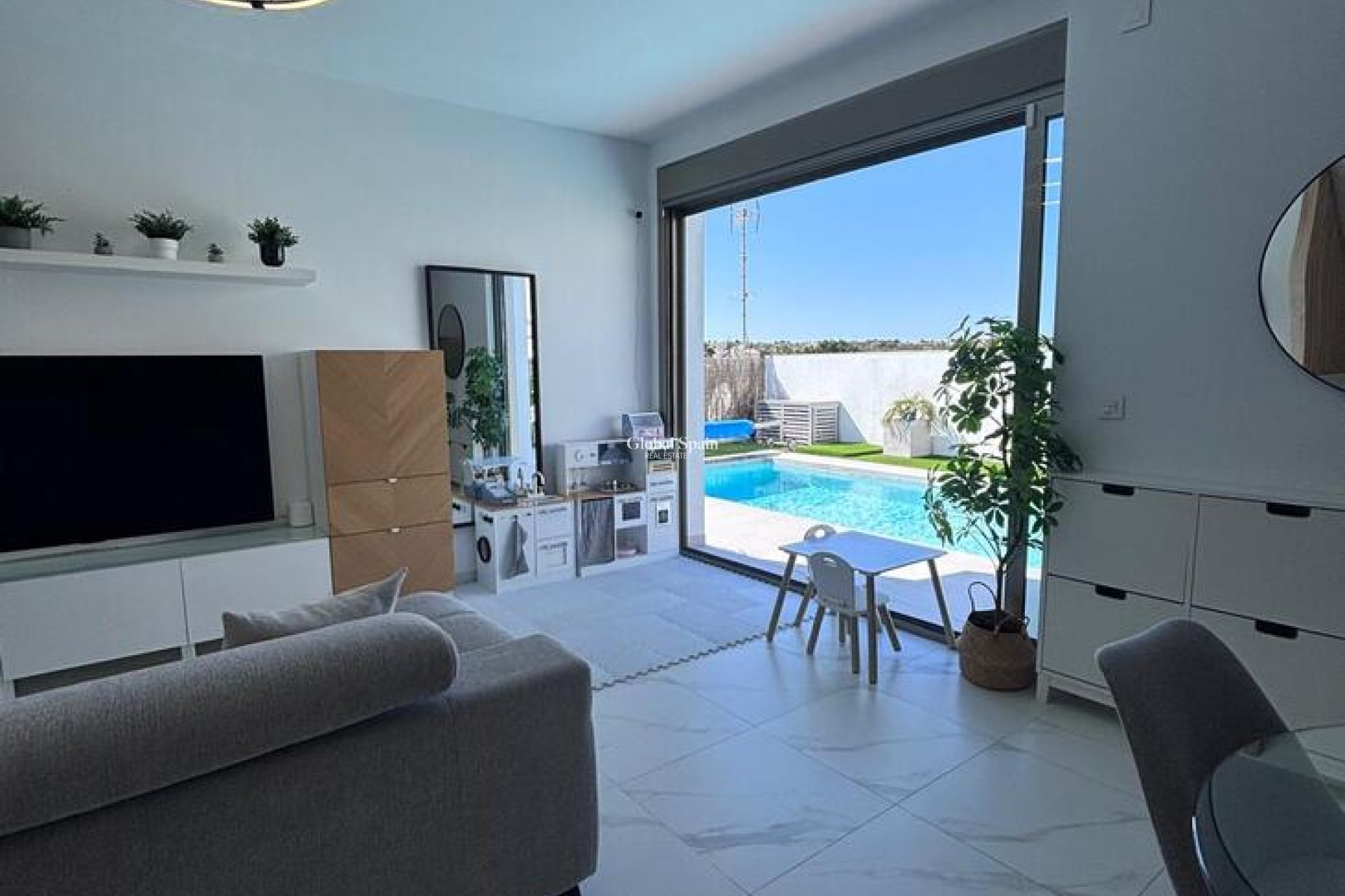 Wederverkoop - VILLA -
VILLAMARTÍN - Costa Blanca